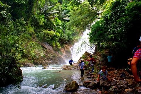 Thác Tà Puồng - điểm đến của những du khách thích khám phá