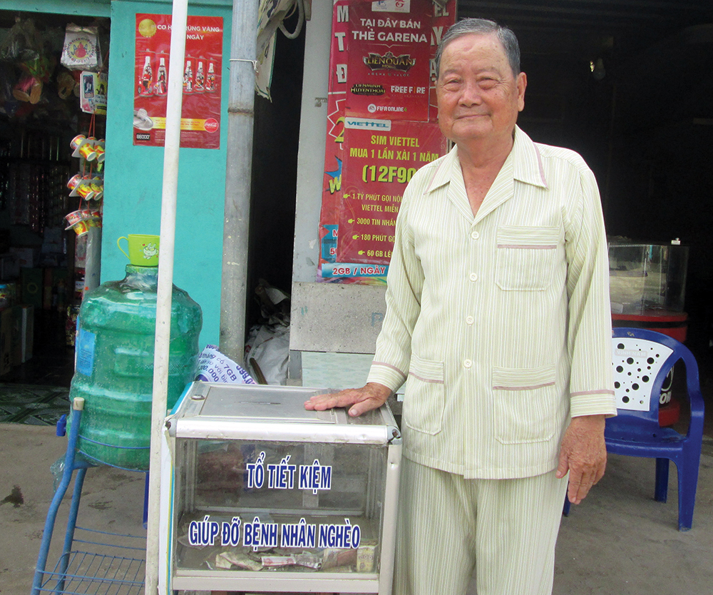 Đầy ắp tình sẻ chia với thùng quỹ “dân lập” vì người nghèo