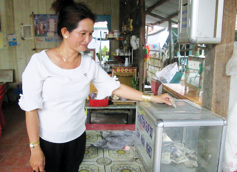 Đầy ắp tình sẻ chia với thùng quỹ “dân lập” vì người nghèo
