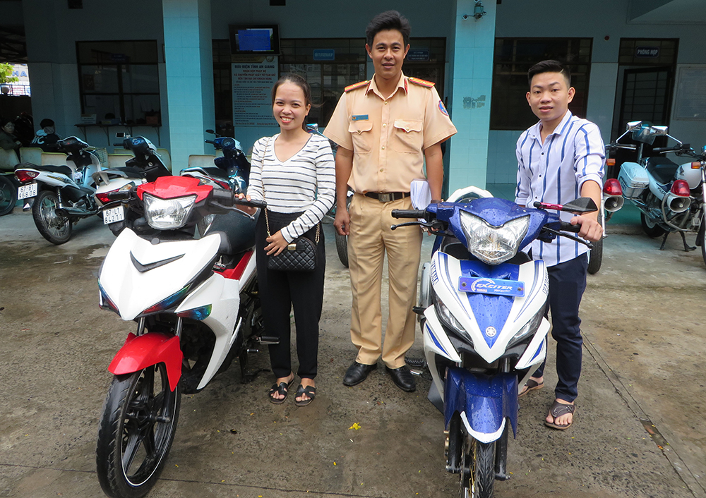 Phòng Cảnh sát Giao thông đường bộ trao trả 2 môtô cho người bị mất trộm Phòng Cảnh sát Giao thông đường bộ trao trả 2 môtô cho người bị mất trộm