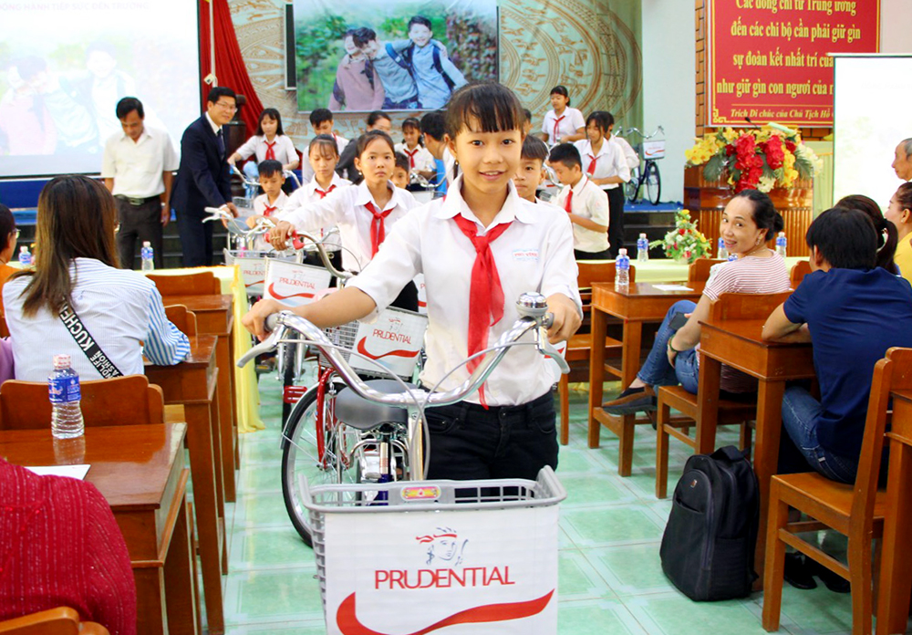 Prudential Việt Nam trao 20 xe đạp cho học sinh nghèo TX. Tân Châu