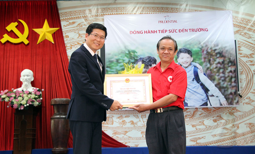 Prudential Việt Nam trao 20 xe đạp cho học sinh nghèo TX. Tân Châu