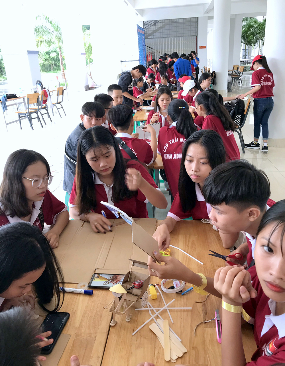 Trải nghiệm “Một ngày làm công nhân” Hào hứng ở trải nghiệm “Một ngày làm công nhân”