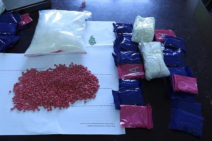 Bắt đối tượng vận chuyển 10.000 viên hồng phiến và 1kg ma túy đá