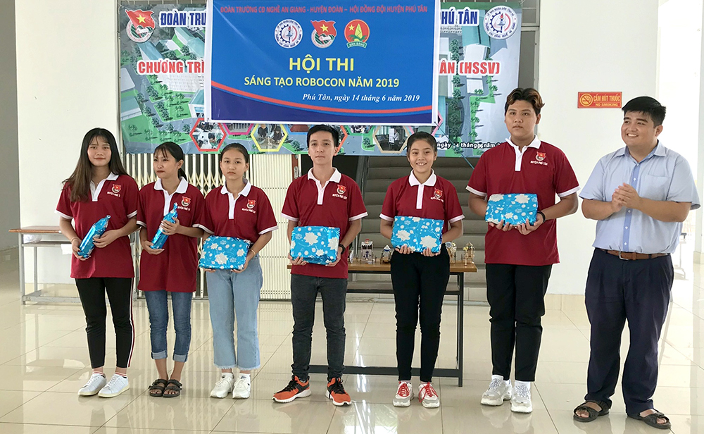 Trải nghiệm “Một ngày làm công nhân” Hào hứng ở trải nghiệm “Một ngày làm công nhân”
