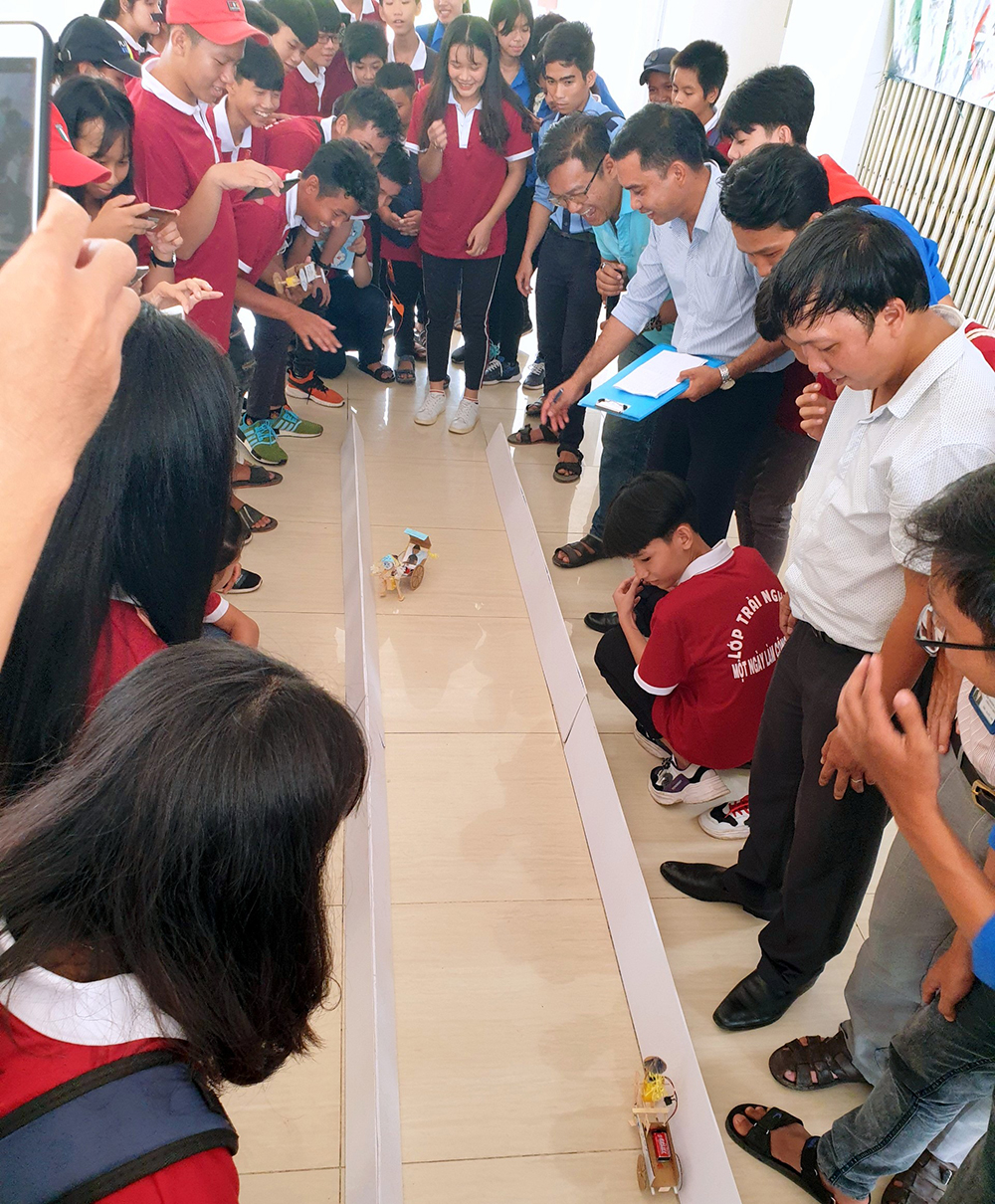 Trải nghiệm “Một ngày làm công nhân” Hào hứng ở trải nghiệm “Một ngày làm công nhân”