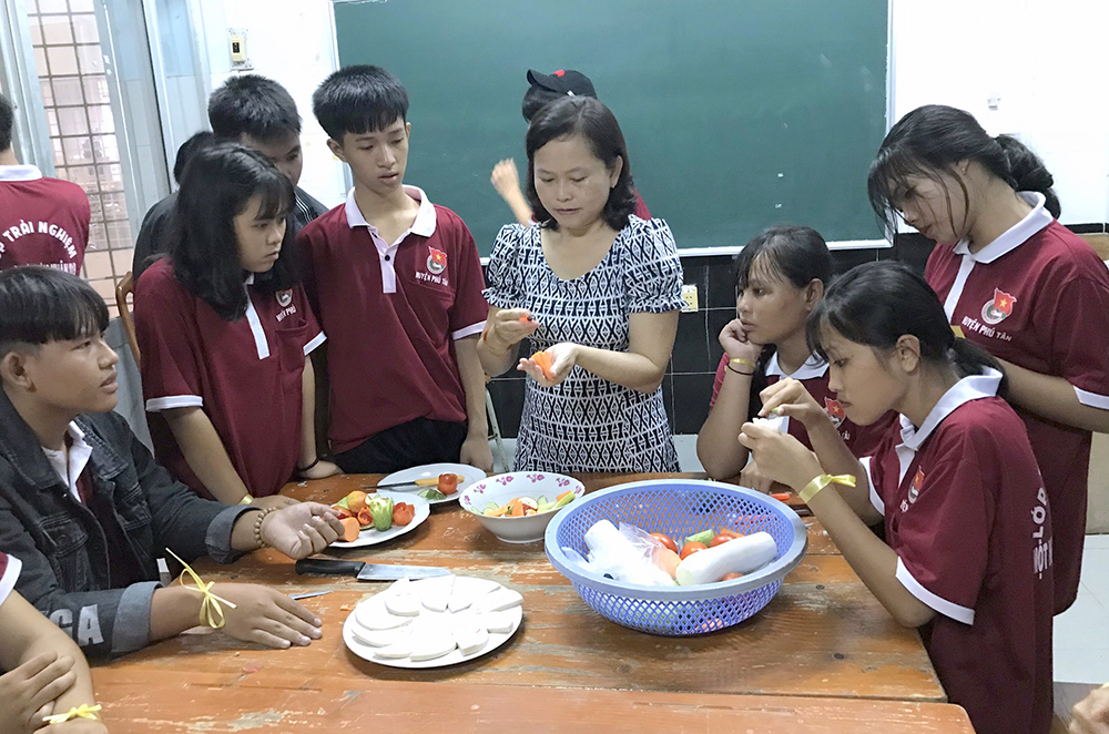 Trải nghiệm “Một ngày làm công nhân” Hào hứng ở trải nghiệm “Một ngày làm công nhân”