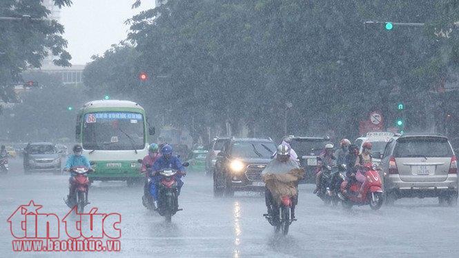 Mưa dông khắp ba miền trong chiều tối và đêm 16-6