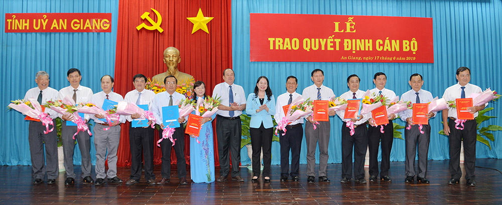 Ban Thường vụ Tỉnh ủy trao quyết định bổ nhiệm, điều động cán bộ Bí thư Tỉnh ủy Võ Thị Ánh Xuân và Chủ tịch UBND tỉnh Nguyễn Thanh Bình trao quyết định và tặng hoa cho các đồng chí được bổ nhiệm, điều động