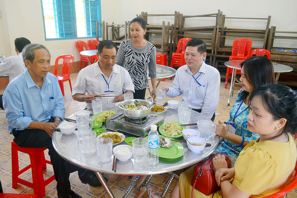 Ngày thi suôn sẻ Chăm lo bữa ăn trưa cho cán bộ, giảng viên Học viện Công nghệ Bưu chính - Viễn thông. Ảnh: T.TIẾN