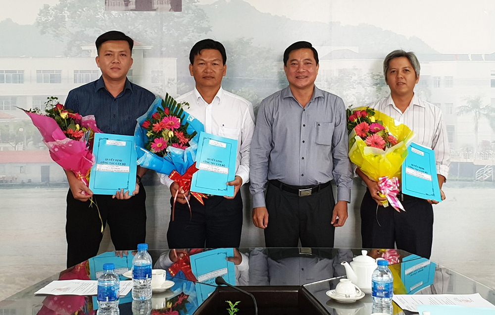 TP. Châu Đốc trao quyết định bổ nhiệm cán bộ TP. Châu Đốc trao quyết định bổ nhiệm cán bộ