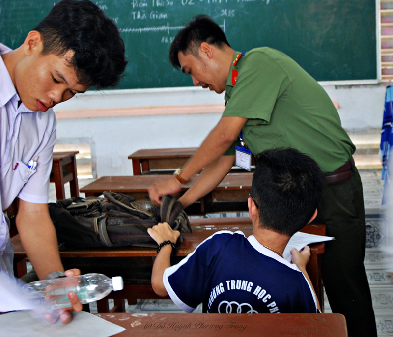Cảm động hình ảnh chiến sĩ công an cõng thí sinh bị liệt đi thi