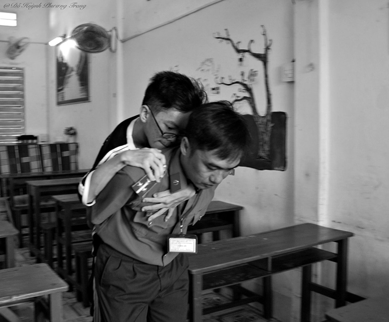 Cảm động hình ảnh chiến sĩ công an cõng thí sinh bị liệt đi thi