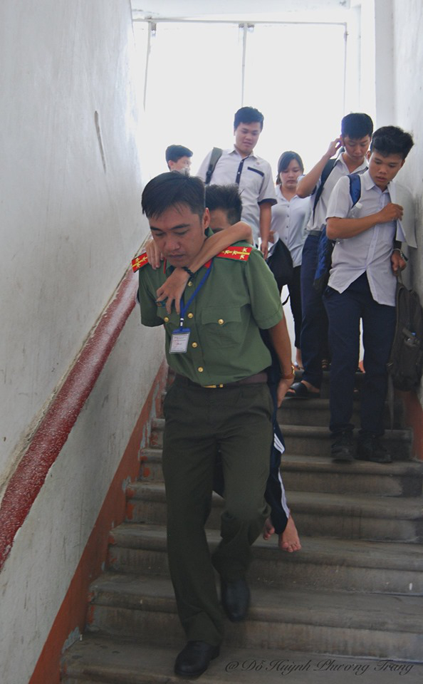 Cảm động hình ảnh chiến sĩ công an cõng thí sinh bị liệt đi thi