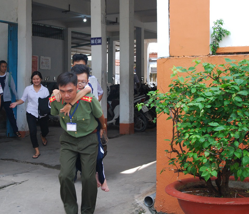 Cảm động hình ảnh chiến sĩ công an cõng thí sinh bị liệt đi thi