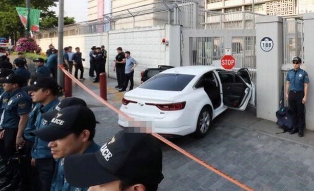 Xe chở đầy khí dễ cháy đâm vào cổng Đại sứ quán Mỹ ở Seoul