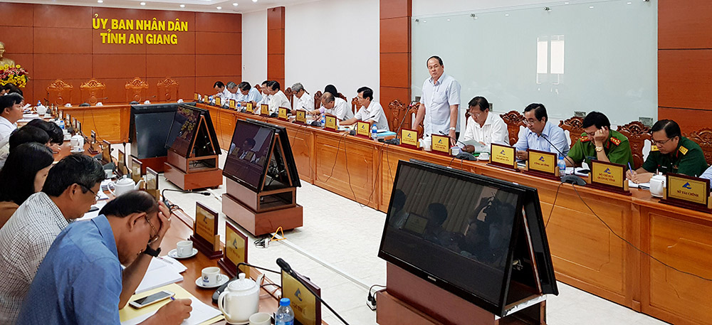 Phấn đấu tốc độ tăng trưởng năm 2019 đạt ít nhất 7% Chủ tịch UBND tỉnh Nguyễn Thanh Bình chỉ đạo tại hội nghị