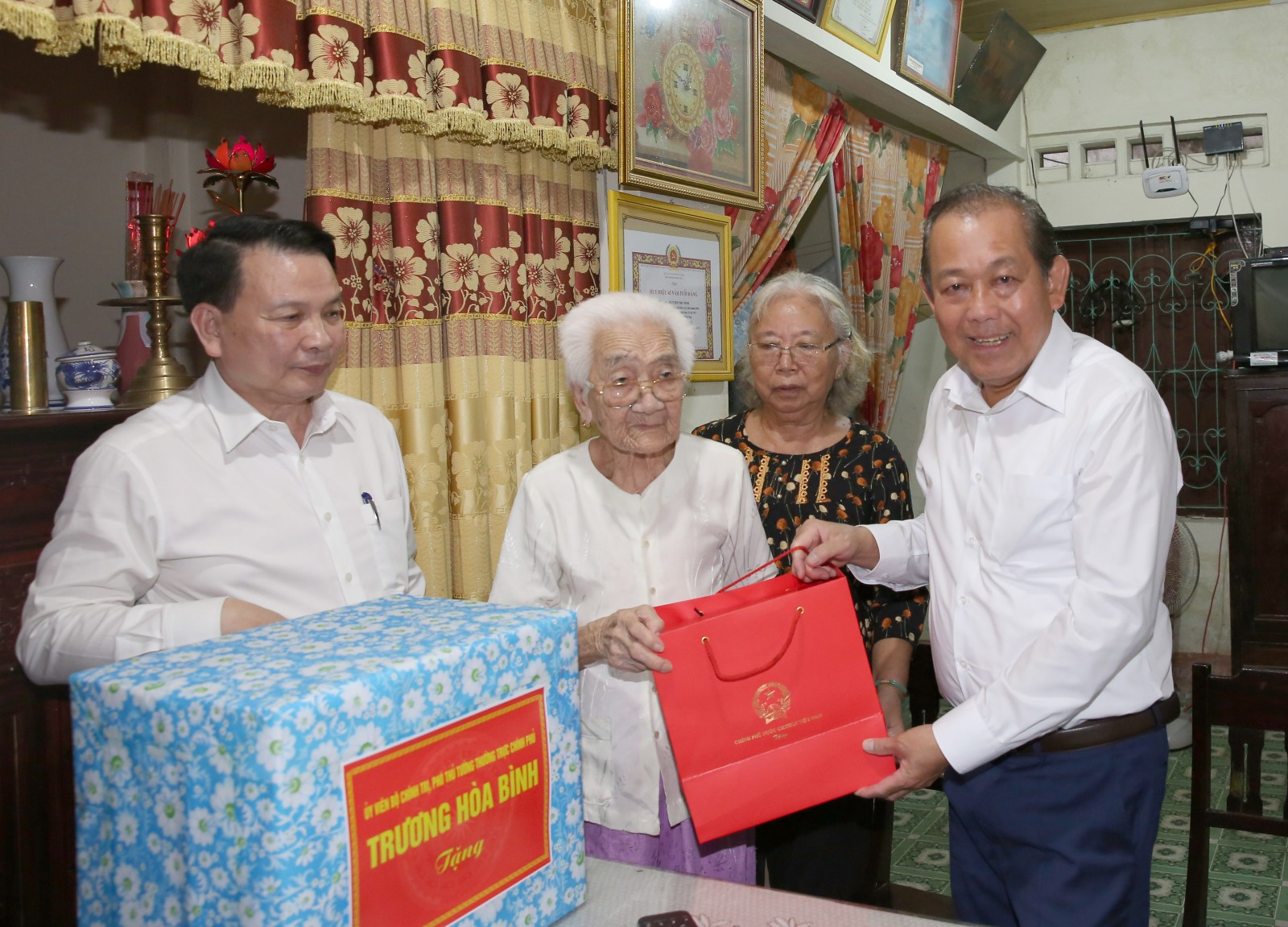 Phó Thủ tướng Thường trực thăm đối tượng chính sách tỉnh Quảng Bình