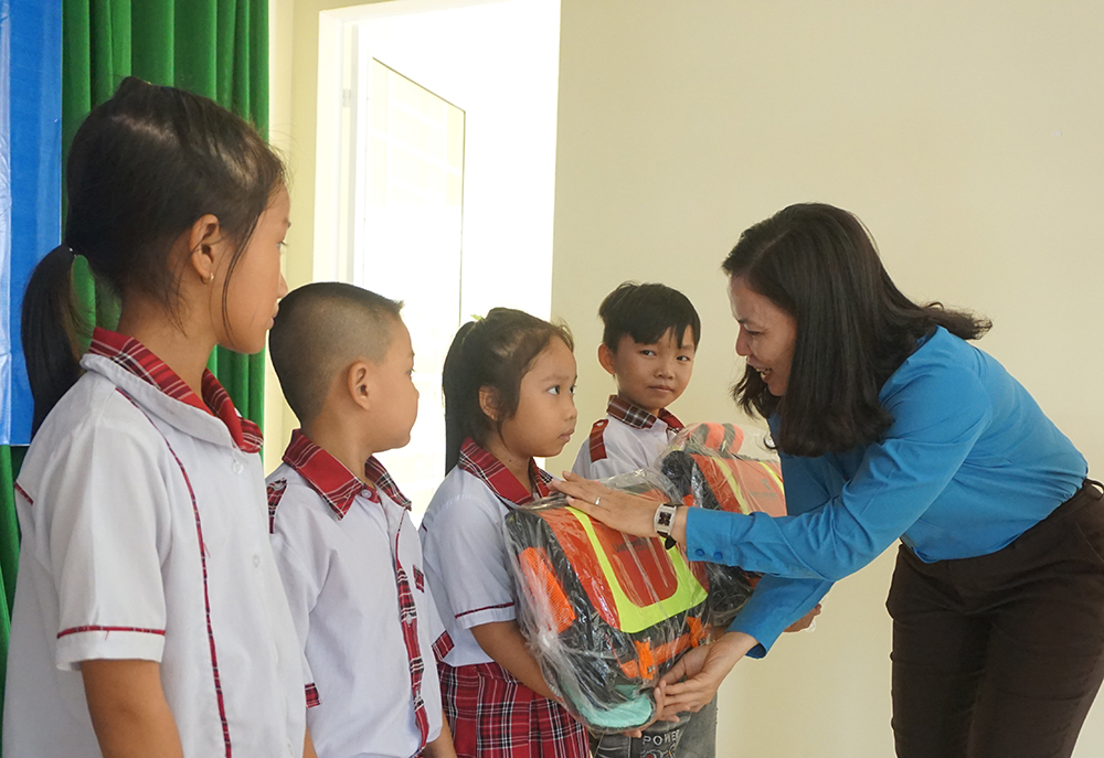 Liên đoàn Lao động tỉnh tặng cặp phao cứu sinh cho 500 trẻ em vùng lũ Liên đoàn Lao động tỉnh tặng cặp phao cho 500 trẻ em vùng lũ