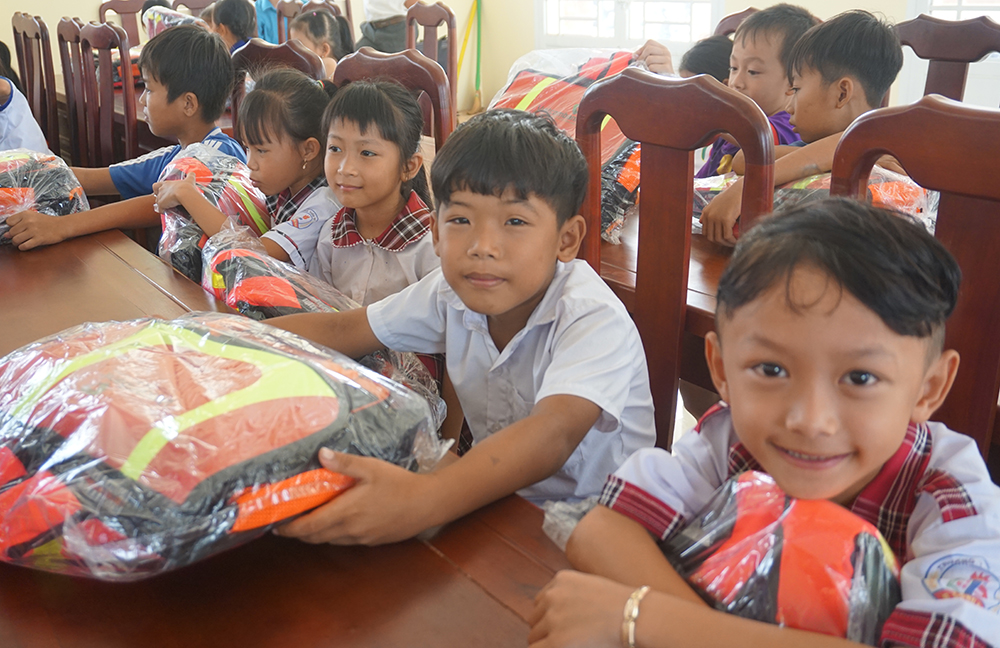 Liên đoàn Lao động tỉnh tặng cặp phao cứu sinh cho 500 trẻ em vùng lũ Liên đoàn Lao động tỉnh tặng cặp phao cho 500 trẻ em vùng lũ