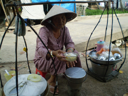 Quặn lòng nhớ gánh hàng rong của mẹ