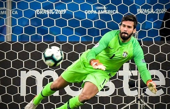 “Người nhện” Alisson trước ngưỡng cửa lịch sử