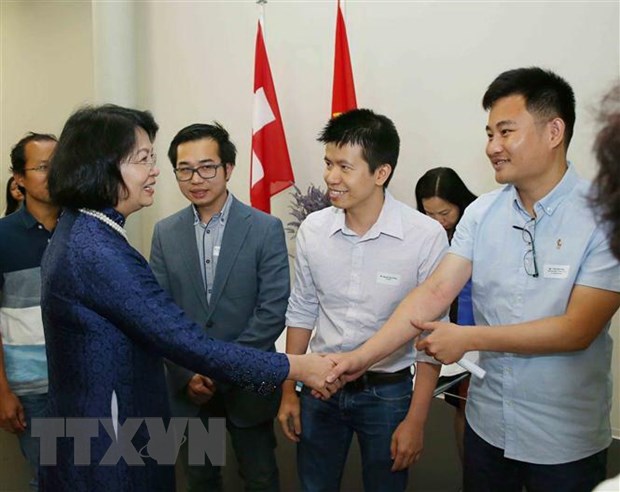 Phó Chủ tịch nước gặp gỡ sinh viên, trí thức người Việt tại Thụy Sĩ