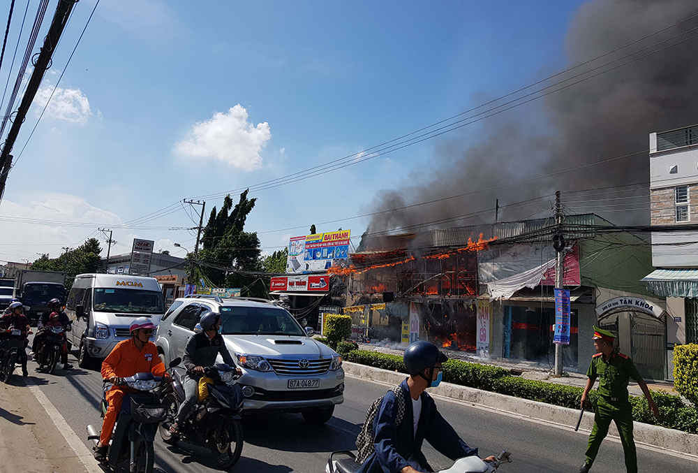 Cháy lớn cơ sở sàn gỗ ở TP. Long Xuyên, thiệt hại hàng tỷ đồng