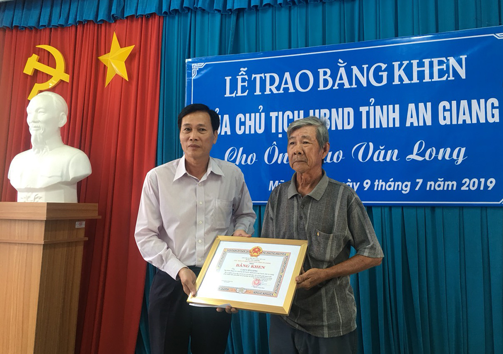 Trao bằng khen của Chủ tịch UBND tỉnh cho “ông lão vá đường” Trao bằng khen của Chủ tịch UBND tỉnh cho “ông lão vá đường”
