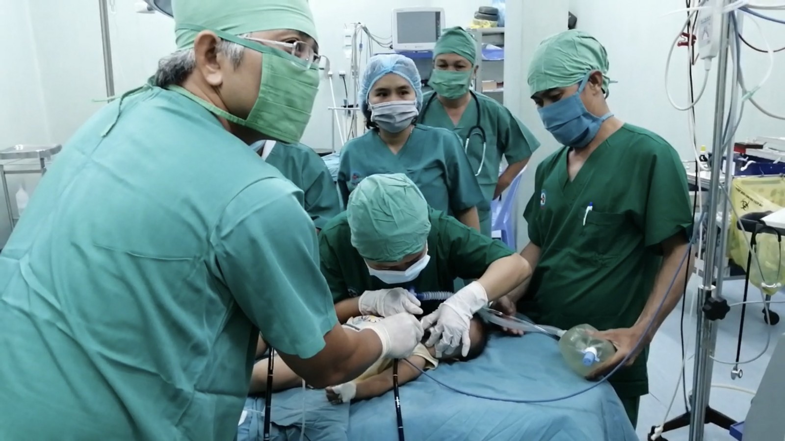 Gắp bóng đèn LED 2 chân nhọn trong dạ dày bé gái 8 tháng tuổi