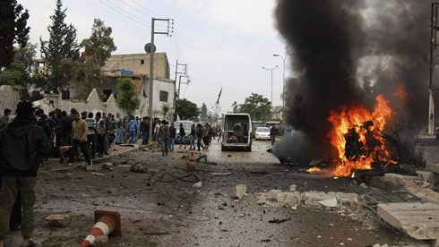 Hiện trường mù mịt khói đen sau vụ đánh bom ở Syria, gần 40 người thương vong