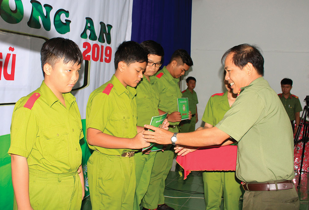 Bước khởi đầu cho những sự thay đổi Trao giấy chứng nhận cho các chiến sĩ nhí