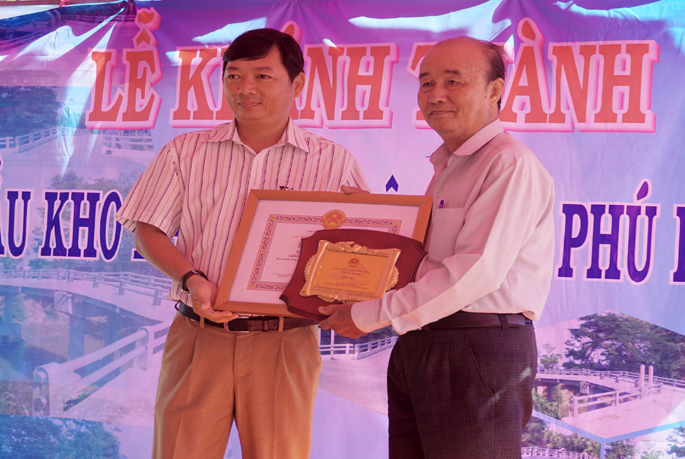 Khánh thành cầu nông thôn nối qua kênh Thần Nông