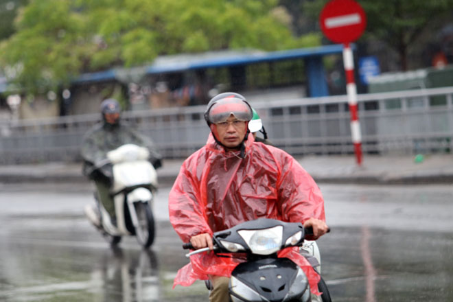 Chiều tối và đêm 12-7, Bắc Bộ, Trung Bộ có mưa, dông