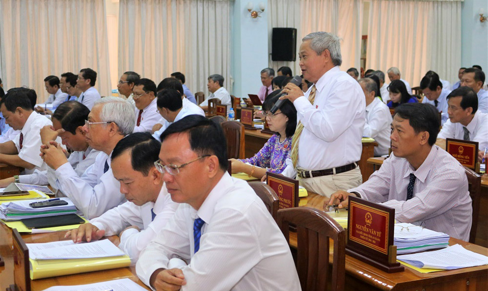 Tập trung thảo luận, trả lời các vấn đề cử tri quan tâm