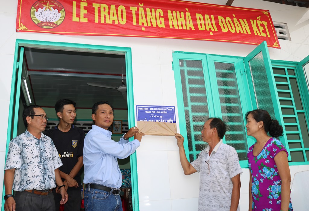 TP. Long Xuyên trao 5 căn nhà Đại đoàn kết cho hộ nghèo, cận nghèo