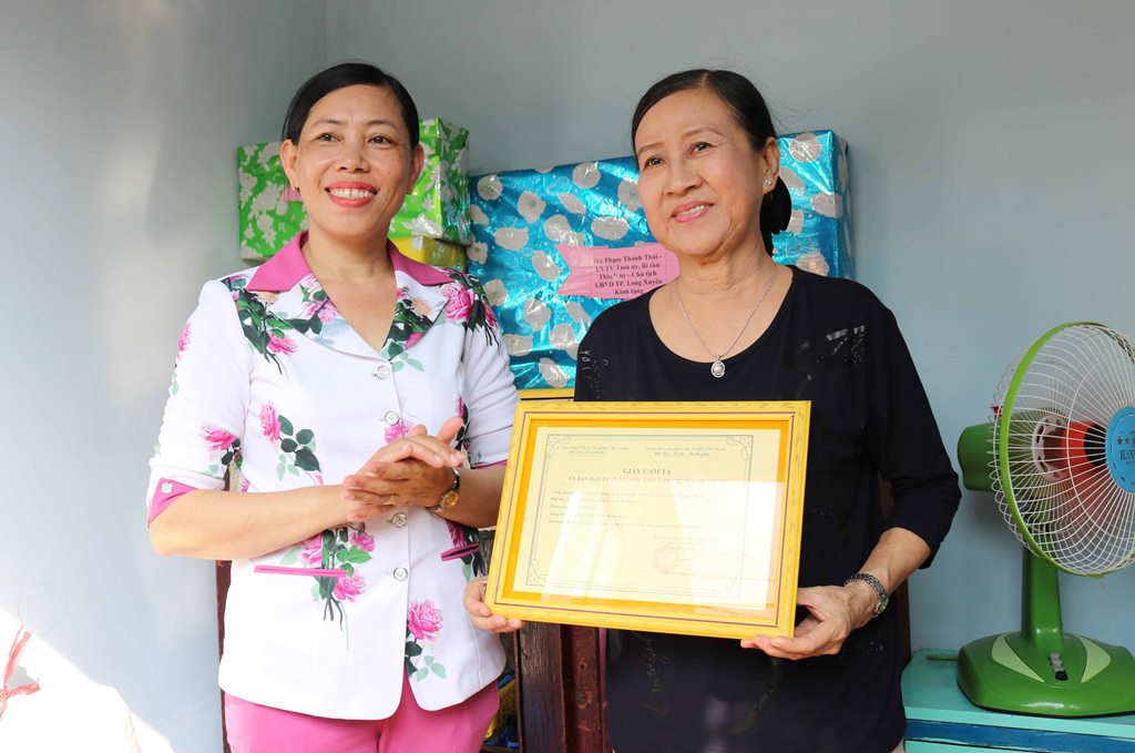 TP. Long Xuyên trao 5 căn nhà Đại đoàn kết cho hộ nghèo, cận nghèo