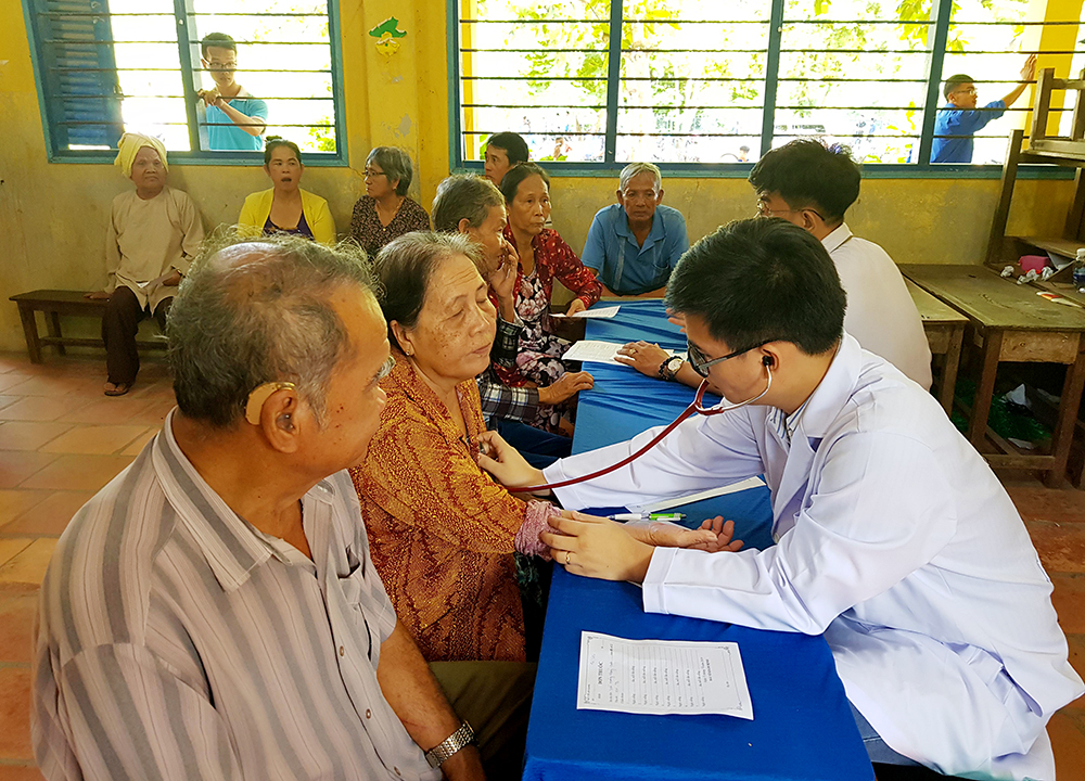 Vui hè với thiếu nhi vùng biên