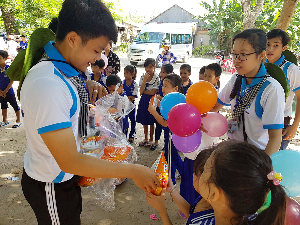 Vui hè với thiếu nhi vùng biên