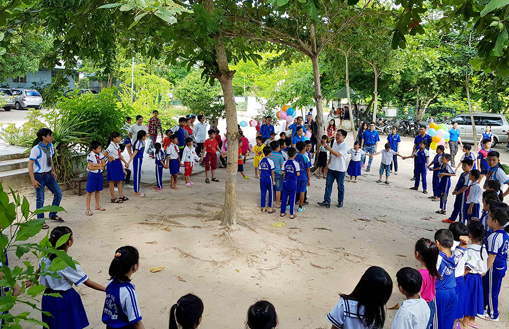 Vui hè với thiếu nhi vùng biên