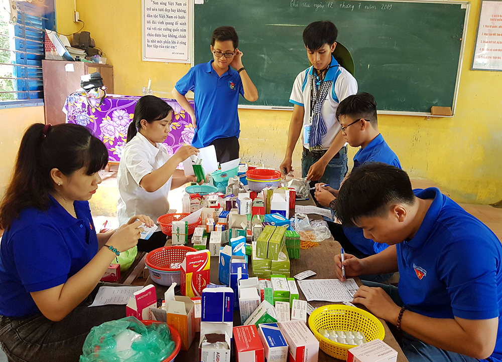 Vui hè với thiếu nhi vùng biên