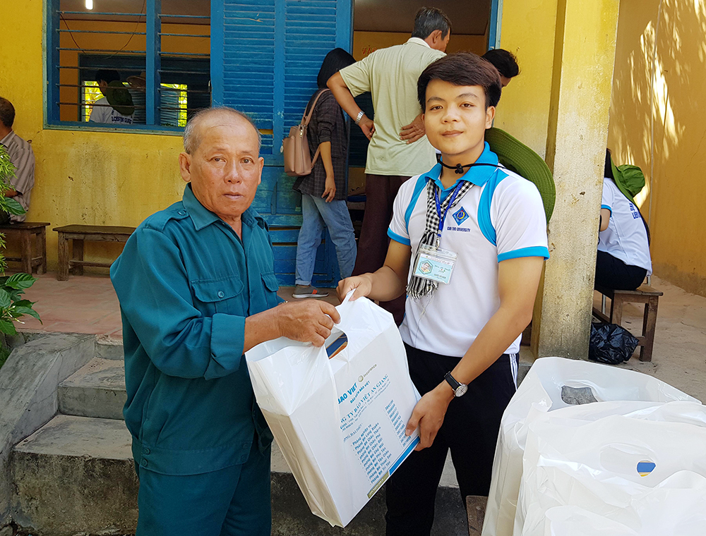 Vui hè với thiếu nhi vùng biên
