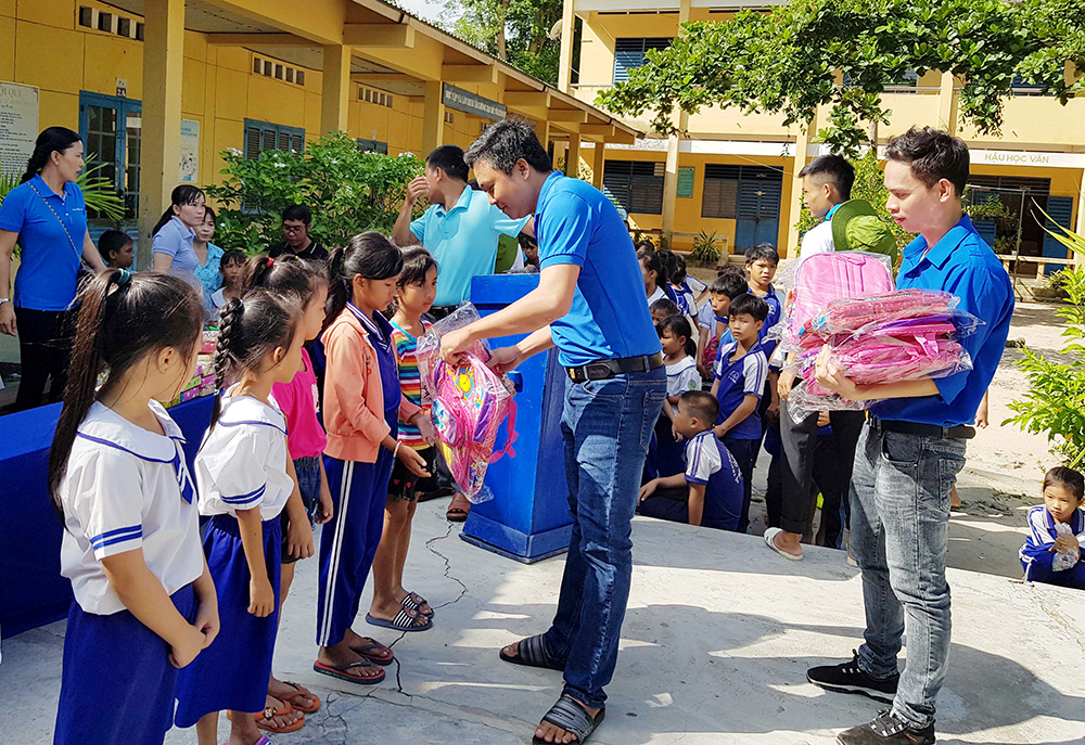 Vui hè với thiếu nhi vùng biên