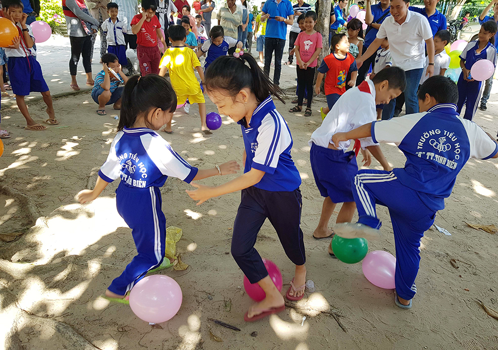 Vui hè với thiếu nhi vùng biên