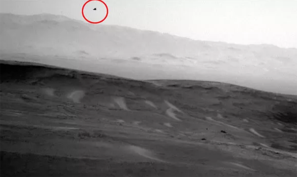 Vật thể lạ NASA chụp được trên sao Hỏa nghi là một con chim đang bay