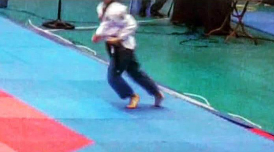 VĐV ra khỏi thảm, té khi đi quyền taekwondo vẫn huy chương vàng