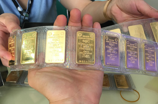 Giá vàng SJC bật tăng mạnh, USD tiếp tục ở mức thấp