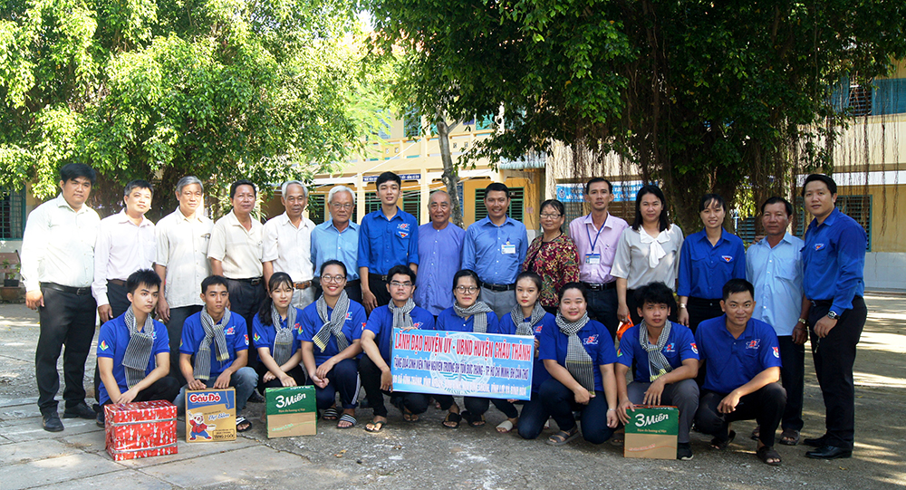 Thăm và tặng quà các sinh viên tình nguyện