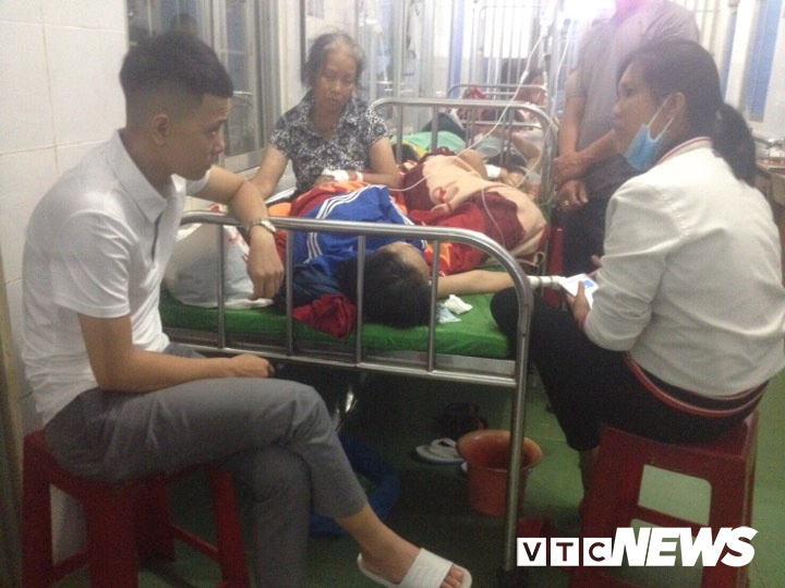 Sau bữa tiệc cưới, hơn 100 người nhập viện trong đêm