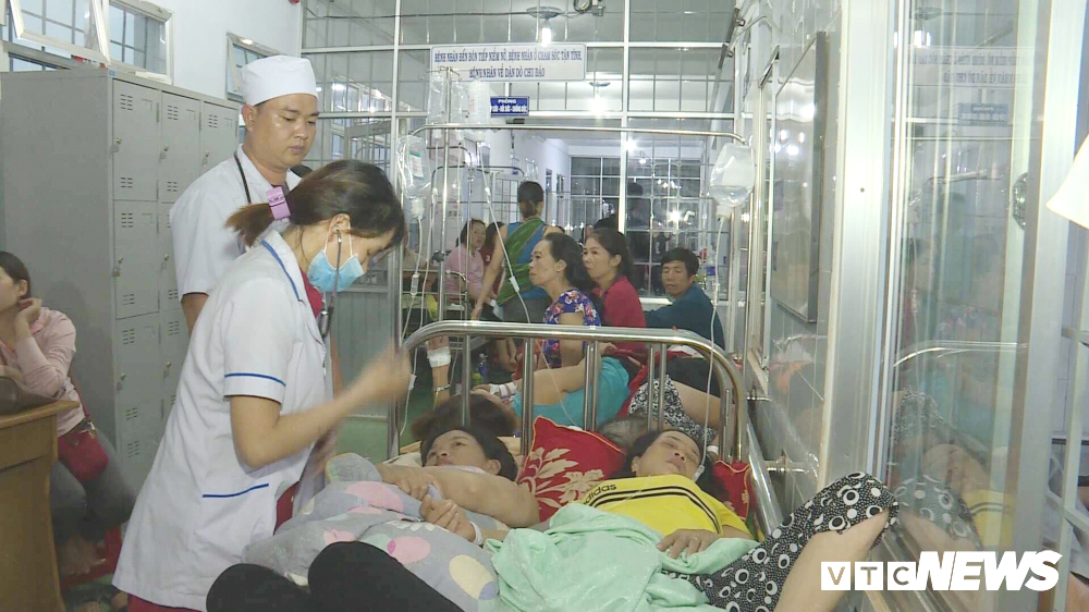 Sau bữa tiệc cưới, hơn 100 người nhập viện trong đêm